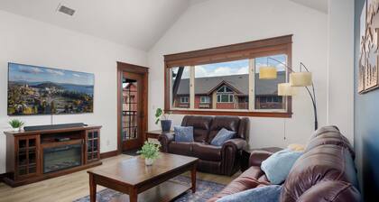 Stylish, fully equipped 2-bed / 2-bath condo in Riverstone Village