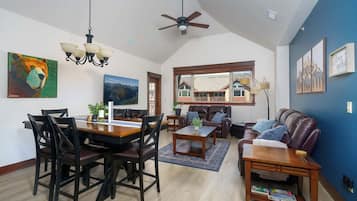 Smart TV, fireplace