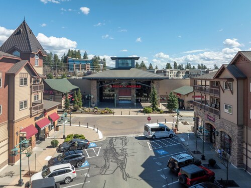 Stylish, fully equipped 2-bed / 2-bath condo in Riverstone Village