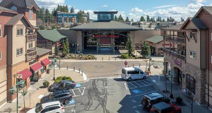 Stylish, fully equipped 2-bed / 2-bath condo in Riverstone Village