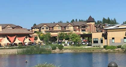 Stylish, fully equipped 2-bed / 2-bath condo in Riverstone Village