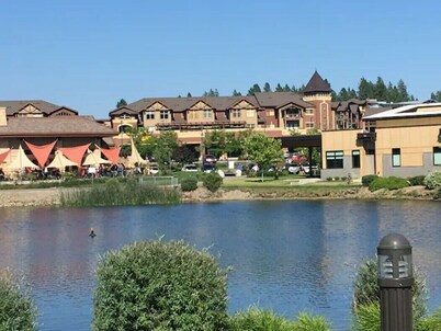Stylish, fully equipped 2-bed / 2-bath condo in Riverstone Village