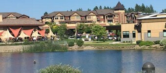 Stylish, fully equipped 2-bed / 2-bath condo in Riverstone Village