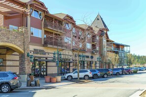 Exterior - Stylish, fully equipped 2-bed / 2-bath condo in Riverstone Village (Coeur d'Alene)