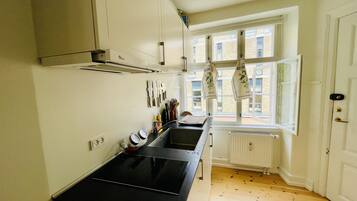 Kjøleskap, mikrobølgeovn, ovn og kokeplater