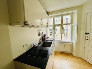 KĂŒhlschrank, Mikrowelle, Ofen, Herdplatte