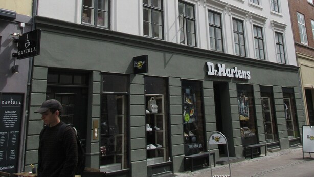 Un edificio con una fachada que muestra la tienda Dr. Martens.