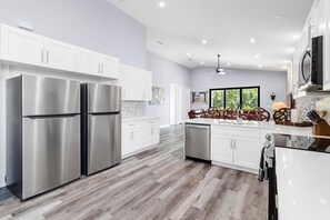 Een koelkast, een microgolfoven, een oven, een kookplaat