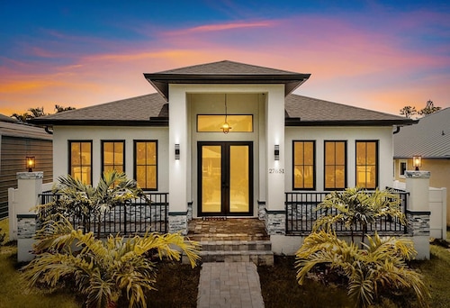 Sunrise Haven: Your Retreat in Bonita Springs 6 bedrooms/5 bath, close to Gulf