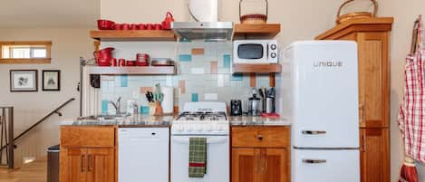 Réfrigérateur, four à micro-ondes, un four, surface de cuisson