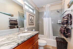 Douche, sèche-cheveux, serviettes fournies