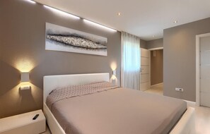 3 bedrooms, iron/ironing board, travel cot, free WiFi