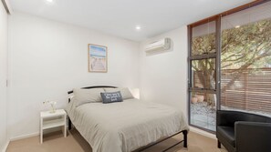 3 bedrooms, iron/ironing board, WiFi, bed sheets - Beach House at Lonnie (Point Lonsdale)
