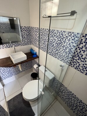 Camera tripla, letti multipli | Bagno | Doccia, soffione a pioggia, asciugacapelli, asciugamani