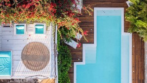An aerial view of a pool area with a wooden deck, a circular seating area, and a pool with a wooden deck surrounding it. - Pousada Duna Beach (Jijoca de Jericoacoara)