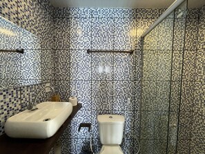 Suite junior, 1 cama doble | Baño | Ducha, cabezal de ducha tipo lluvia, secador de pelo y toallas