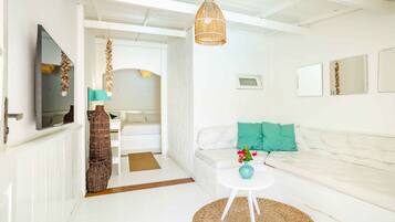 Deluxe Suite, 1 Queen Bed | Soundproofing, free WiFi, bed sheets