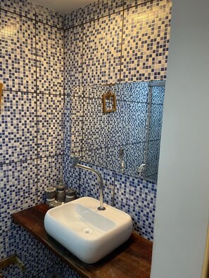 Doppia Standard, 1 letto matrimoniale | Bagno | Doccia, soffione a pioggia, asciugacapelli, asciugamani