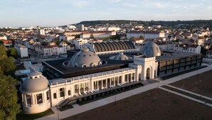 A large, historic building with multiple domes and a modern extension. - Villa Thermae Nancy (Nancy)