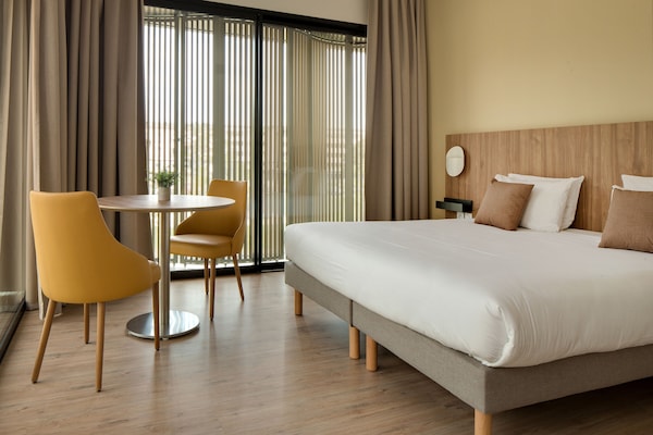 Una cassaforte in camera, una scrivania, postazione laptop