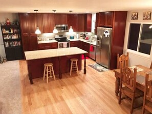 Refrigerador, microondas, horno y parrilla de estufa