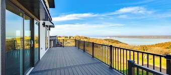 Views of Lewis & Clark Lake - Modern Apt w/ Deck