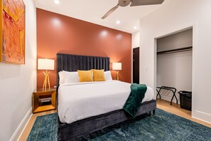 5 bedrooms, iron/ironing board, travel cot, free WiFi - The Streetcar - The Little Lagniappe Hotel on St. Charles (New Orleans)