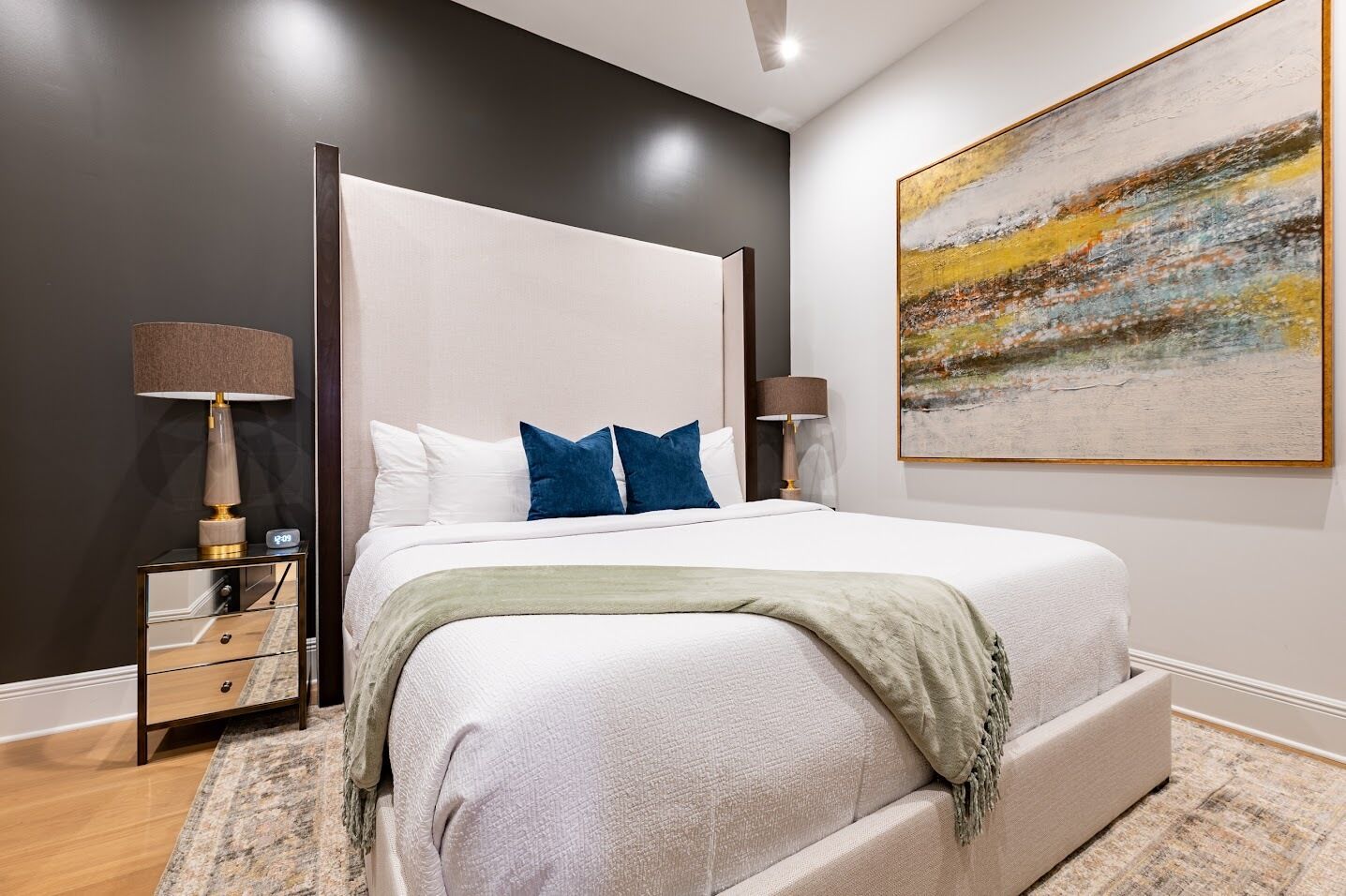 4 slaapkamers, een strijkplank/strijkijzer, reisbedje, gratis wifi