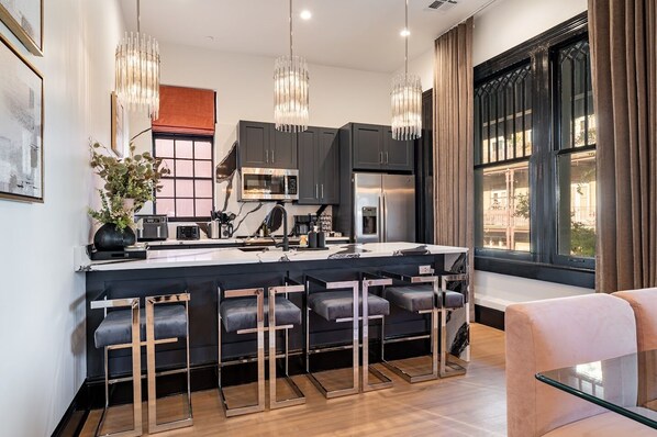 Frigorífico, microondas, horno y placa de cocina