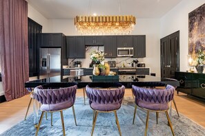 Kylskåp, mikrovågsugn, ugn och spishäll