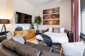 3 slaapkamers, een strijkplank/strijkijzer, gratis wifi, beddengoed