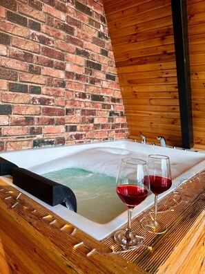 ห้องซูพีเรียสวีท | บริเวณนั่งเล่น | สมาร์ททีวี 50 นิ้ว พร้อมช่องดาวเทียม