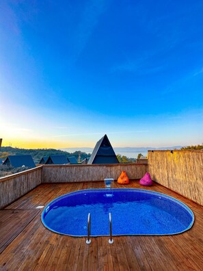 A wooden deck with a swimming pool, a wooden fence, and a view of distant hills and a clear sky. - Joy Sapanca (Sapanca)