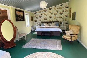 4 bedrooms, desk, WiFi, bed sheets