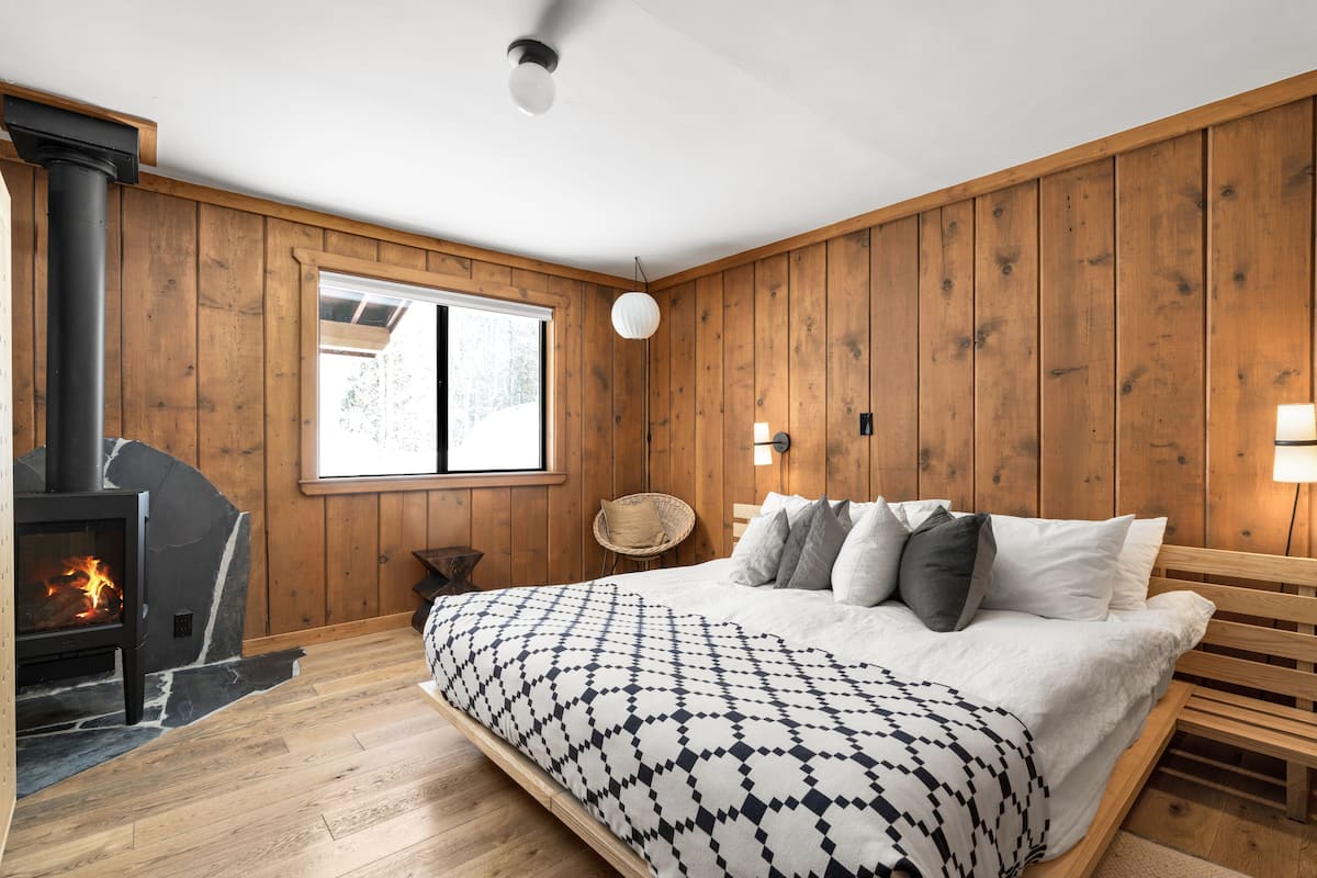 Comfort Cabin, 1 King Bed, Fireplace, Hill View | Frette Italian sheets, premium bedding, down comforters