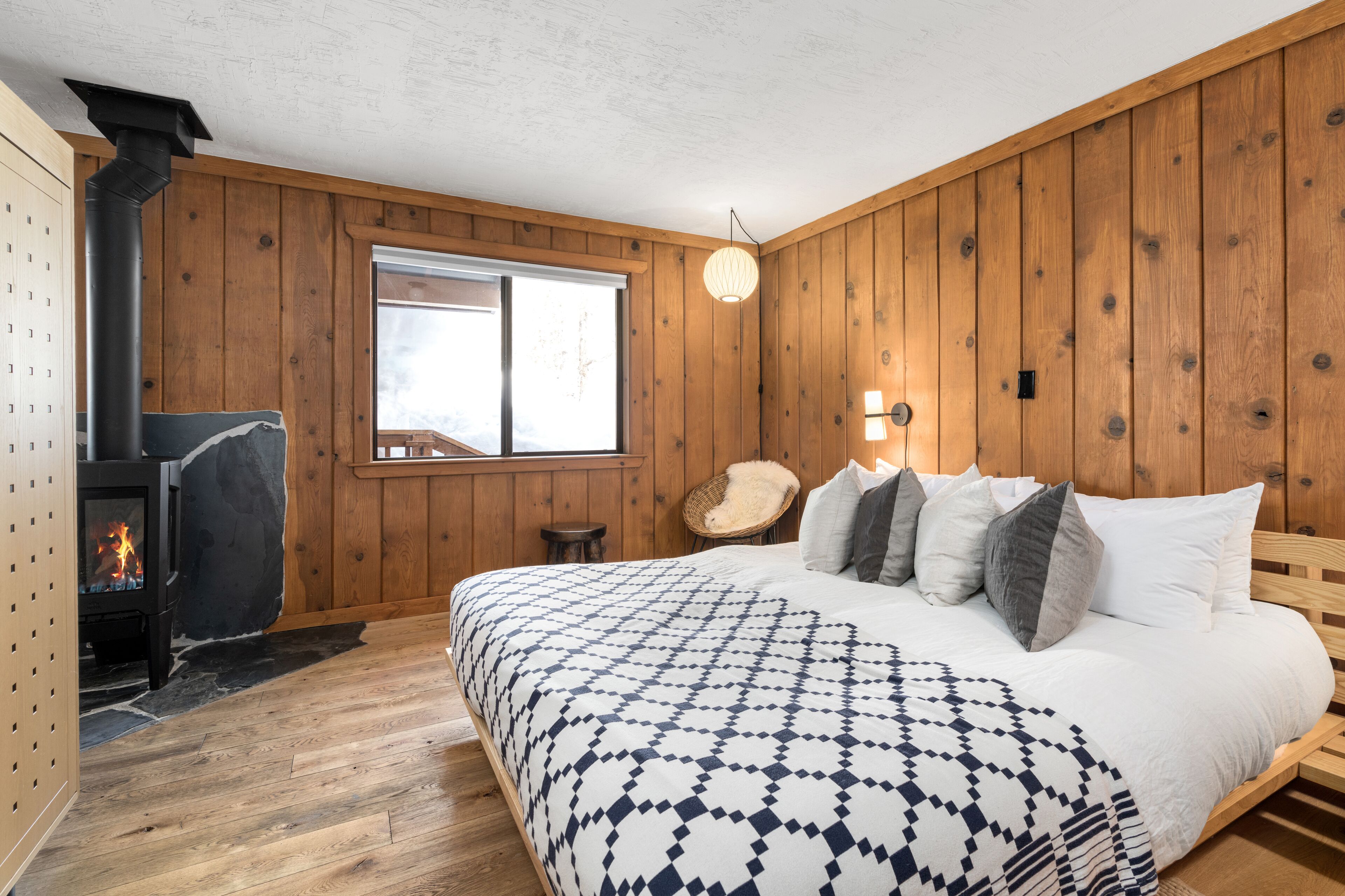 Comfort Cabin, 1 King Bed, Fireplace, Hill View | Frette Italian sheets, premium bedding, down comforters