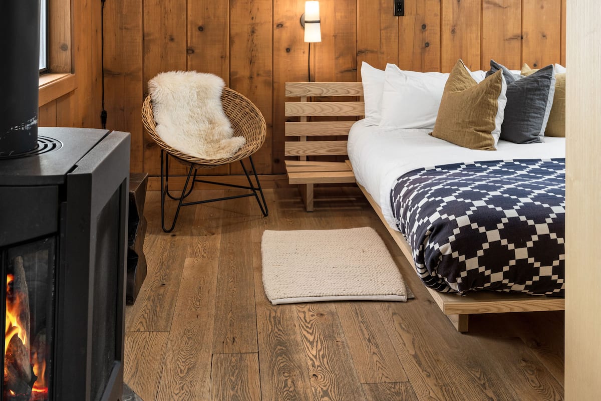 Basic Cabin, 1 King Bed, Pets Allowed, Hill View | Frette Italian sheets, premium bedding, down comforters