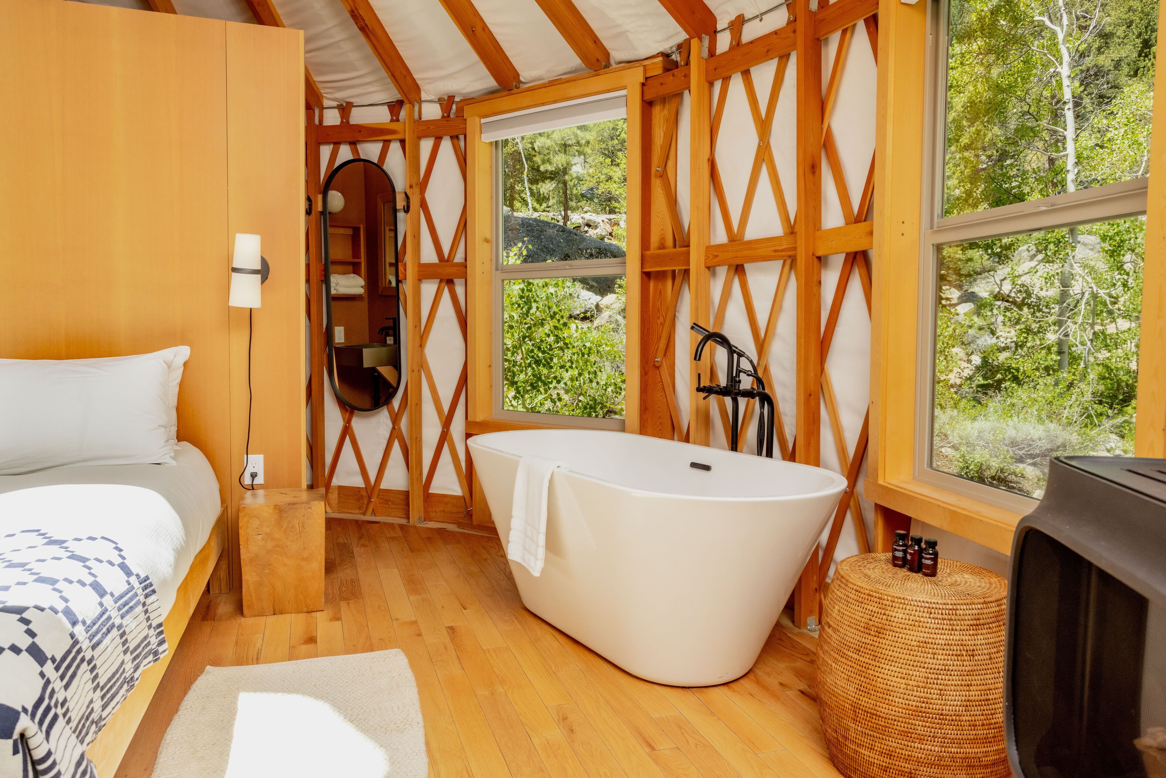 Une chambre à coucher avec un grand lit, une baignoire et un téléviseur.