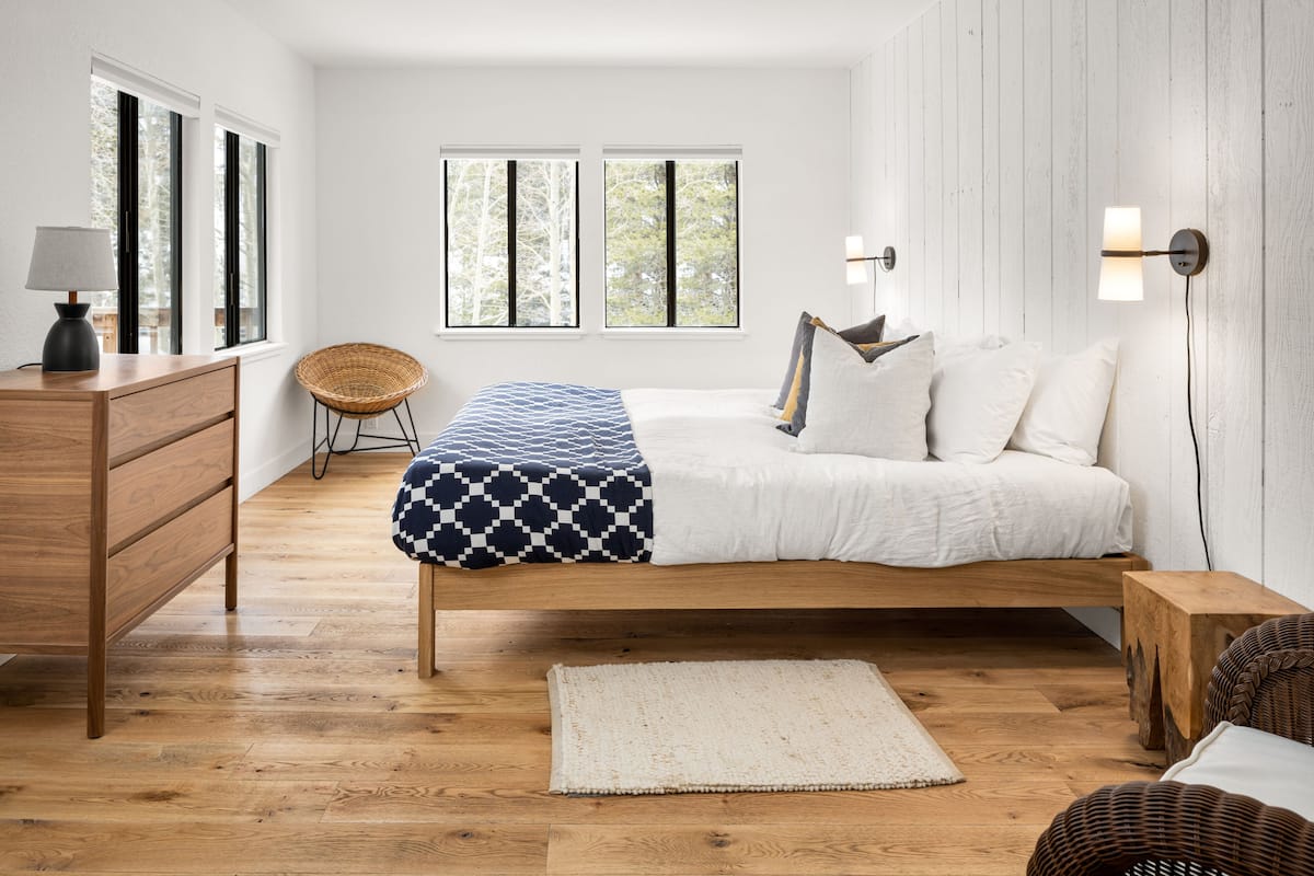 Family Cabin, 3 Bedrooms, 2 Bathrooms, Mountainside | Frette Italian sheets, premium bedding, down comforters