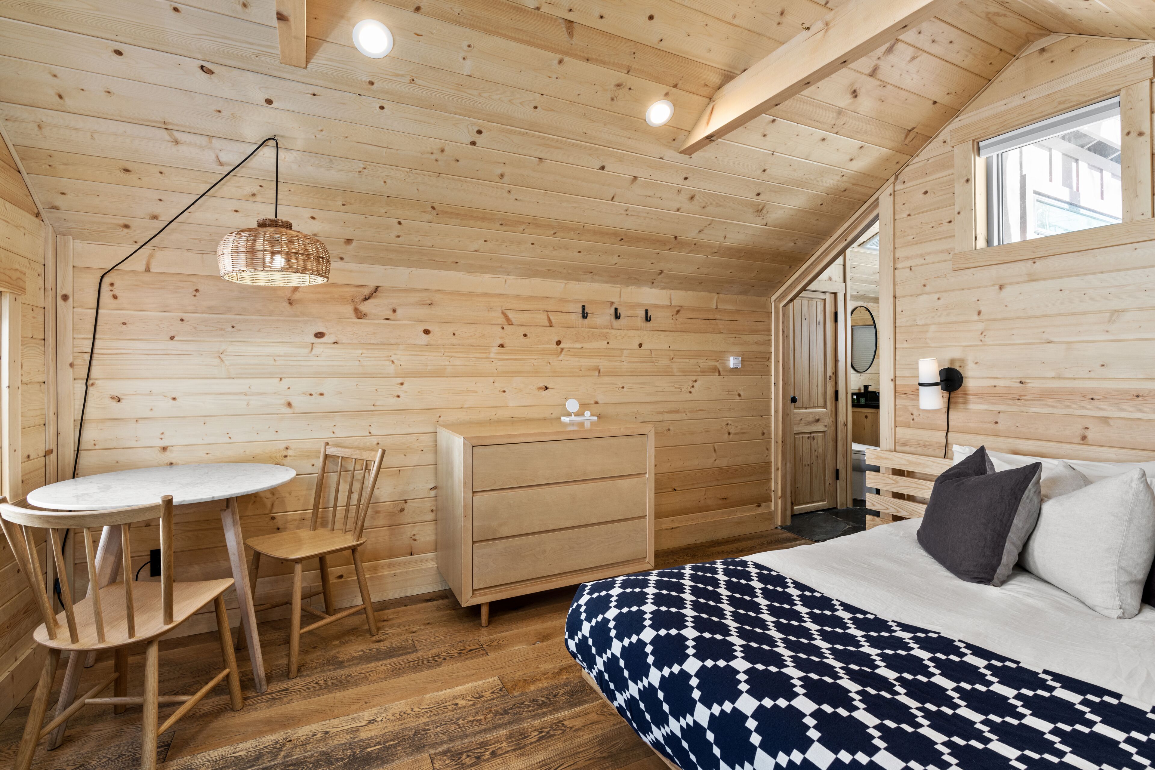 Standard Studio, 1 Queen Bed, Non Smoking, Bathtub | Frette Italian sheets, premium bedding, down comforters