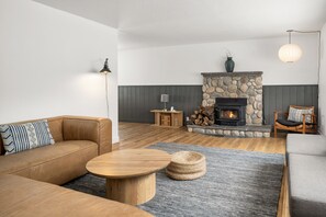 Cabin dành cho gia đình, 3 phòng ngủ, 2 phòng tắm, cạnh núi | Khu phòng khách