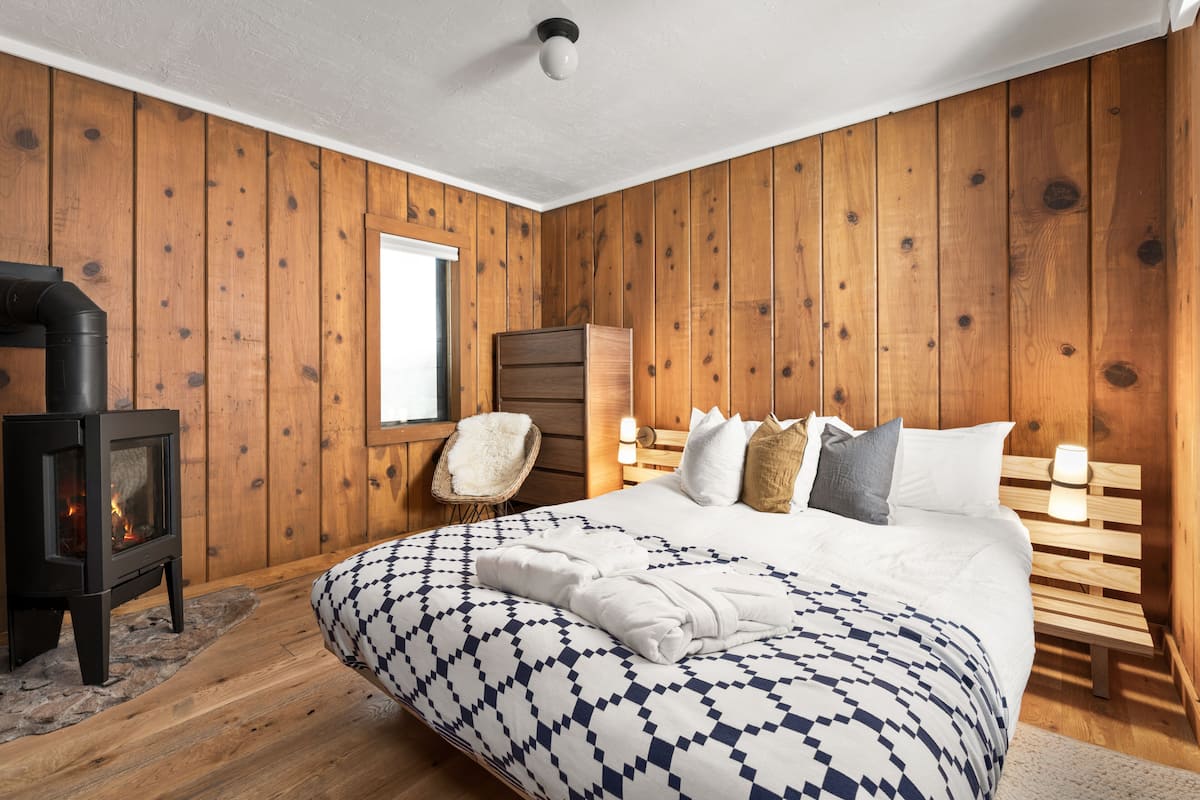 Cabin, 1 Queen Bed, Fireplace | Frette Italian sheets, premium bedding, down comforters