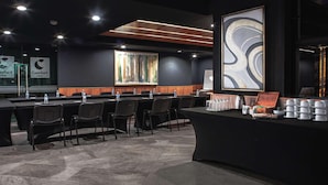 A conference room with a long table, chairs, water bottles, and a coffee station. - Comfort Inn Queretaro Tecnologico (Querétaro)