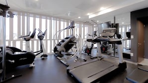 A gym with treadmills, elliptical machines, and weight machines. - Comfort Inn Queretaro Tecnologico (Querétaro)