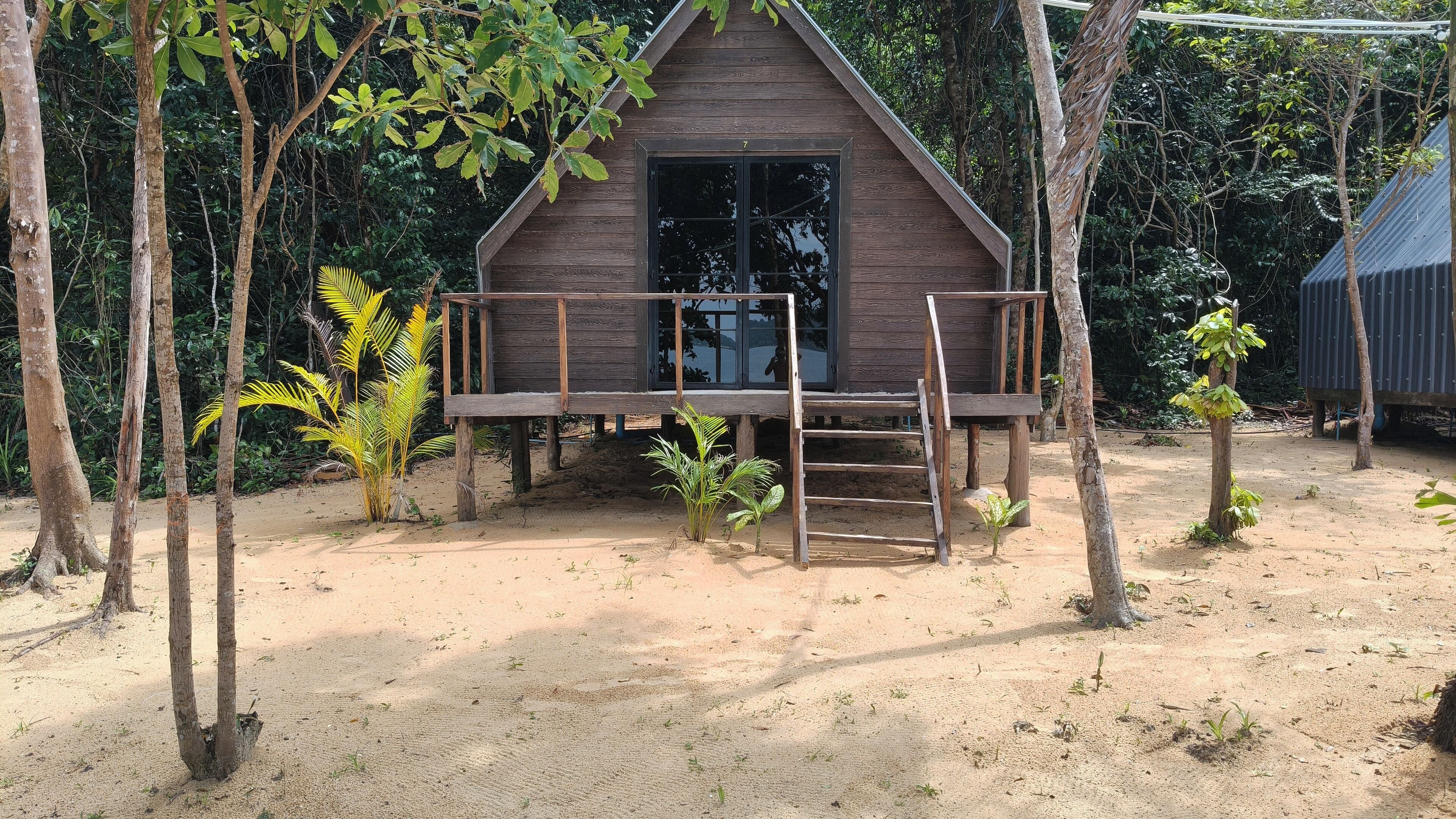 Deluxe Bungalows with Sea Views | Desk, bed sheets