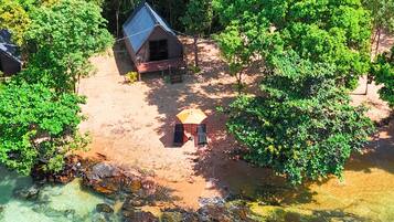 Deluxe Bungalows with Sea Views | Desk, bed sheets