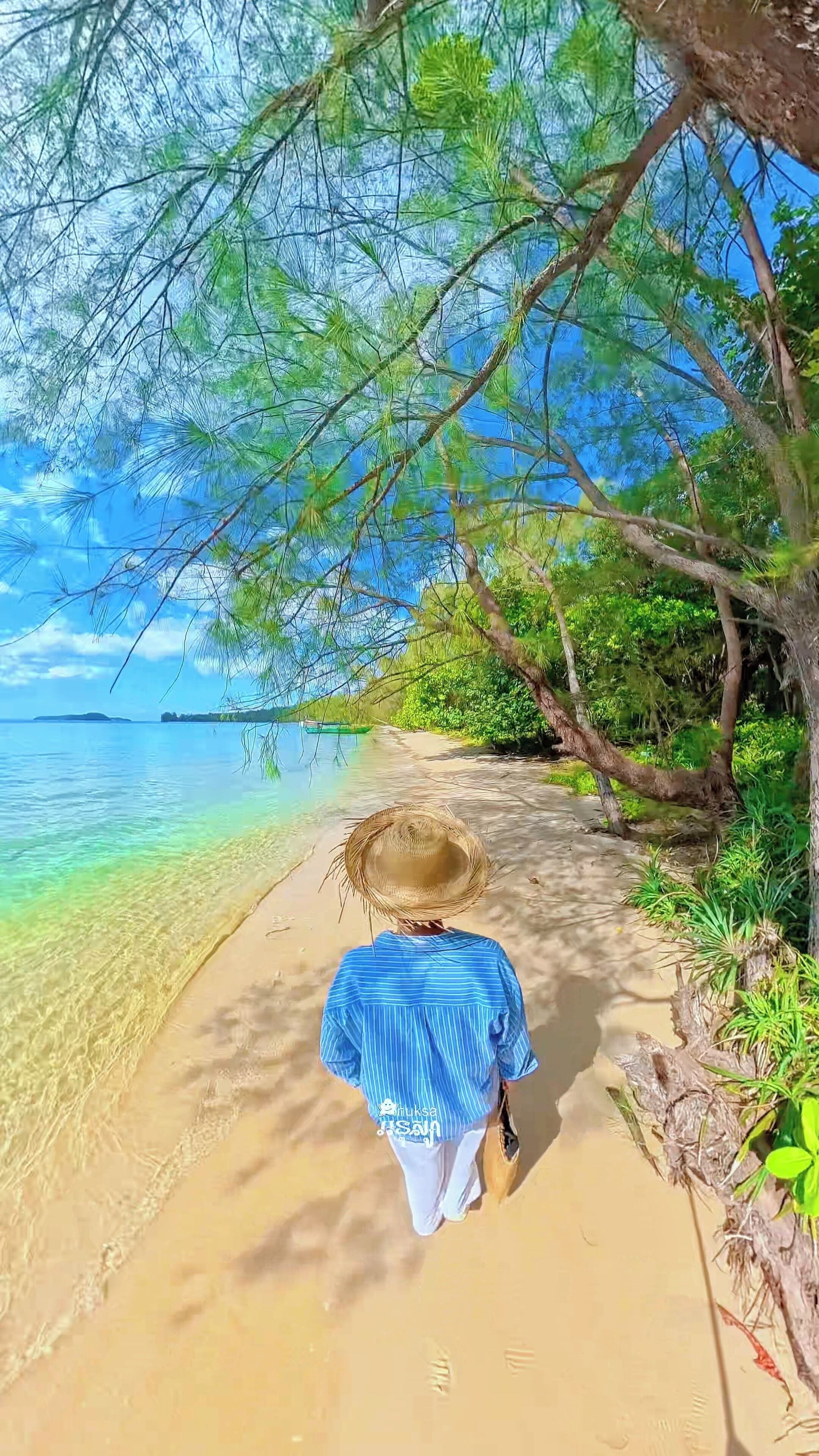 Private beach, white sand, beach umbrellas, snorkelling