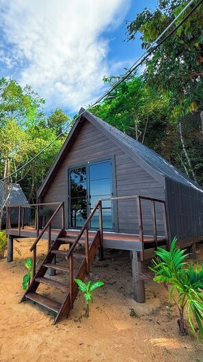 Deluxe Bungalows with Sea Views | Desk, bed sheets - Koh Ta Kiev Island Resort (Koh Ta Kiev Island)