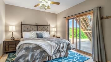 5 bedrooms, desk, iron/ironing board, travel crib