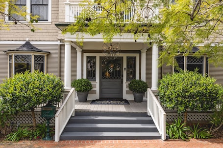 Front of property. The De La Vina Inn